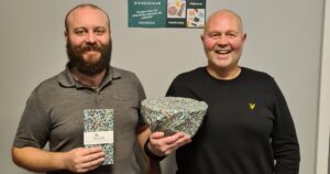 BeeLifes personal Victor och Hasse håller upp bivaxdukar